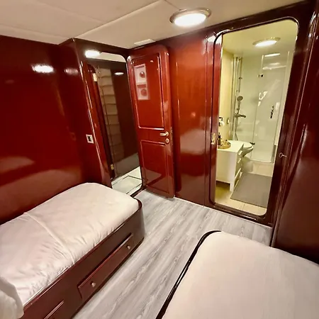 27m Benetti Luxury Yacht In Botel *