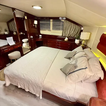 Botel 27m Benetti Luxury Yacht In