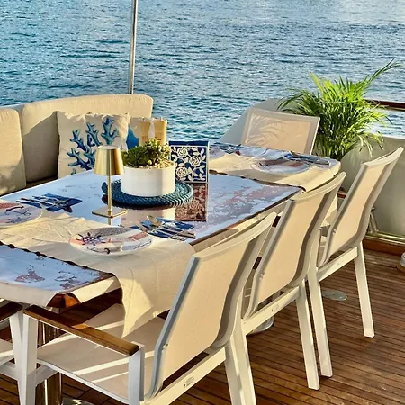 27m Benetti Luxury Yacht In Botel