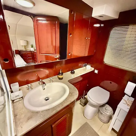27m Benetti Luxury Yacht In Botel *