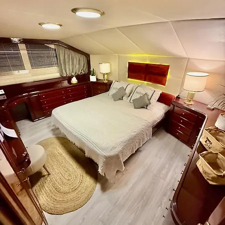 Botel 27m Benetti Luxury Yacht In Çeşme