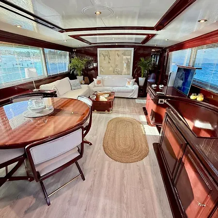 27m Benetti Luxury Yacht In Botel Çeşme