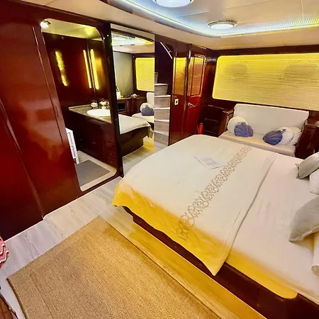 27m Benetti Luxury Yacht In Botel