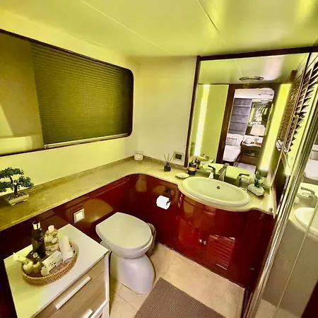 27m Benetti Luxury Yacht In Botel