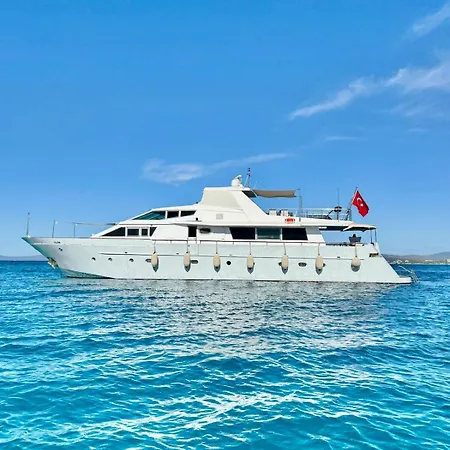 27m Benetti Luxury Yacht In Botel
