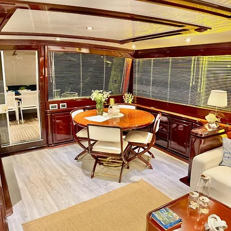 27m Benetti Luxury Yacht In Botel *