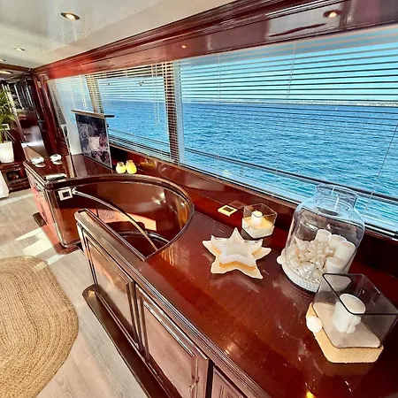 27m Benetti Luxury Yacht In Botel *
