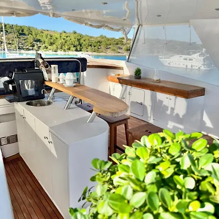 Botel 27m Benetti Luxury Yacht In *