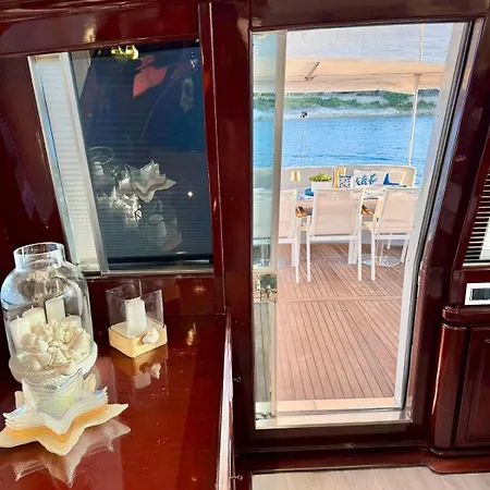Botel 27m Benetti Luxury Yacht In Çeşme