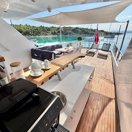 Botel 27m Benetti Luxury Yacht In