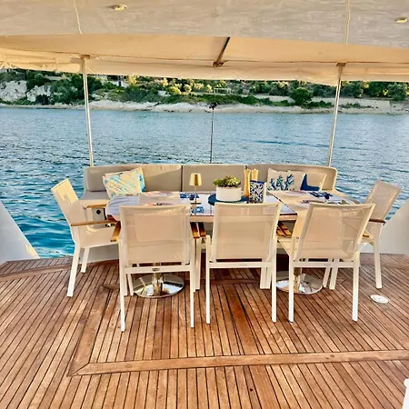 27m Benetti Luxury Yacht In Botel