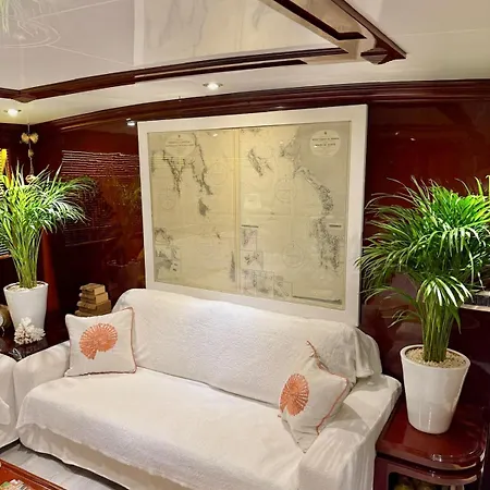 27m Benetti Luxury Yacht In Botel