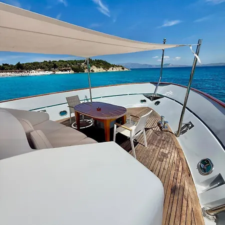 27m Benetti Luxury Yacht In Botel *