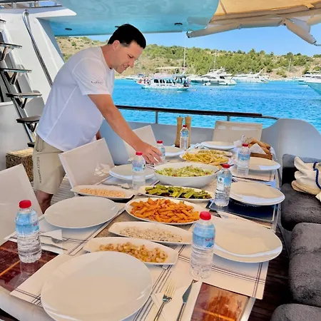 27m Benetti Luxury Yacht In Botel *